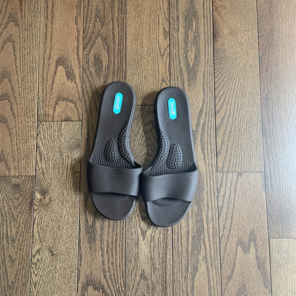 Spa Sandals Size Medium (6.5-7.5)